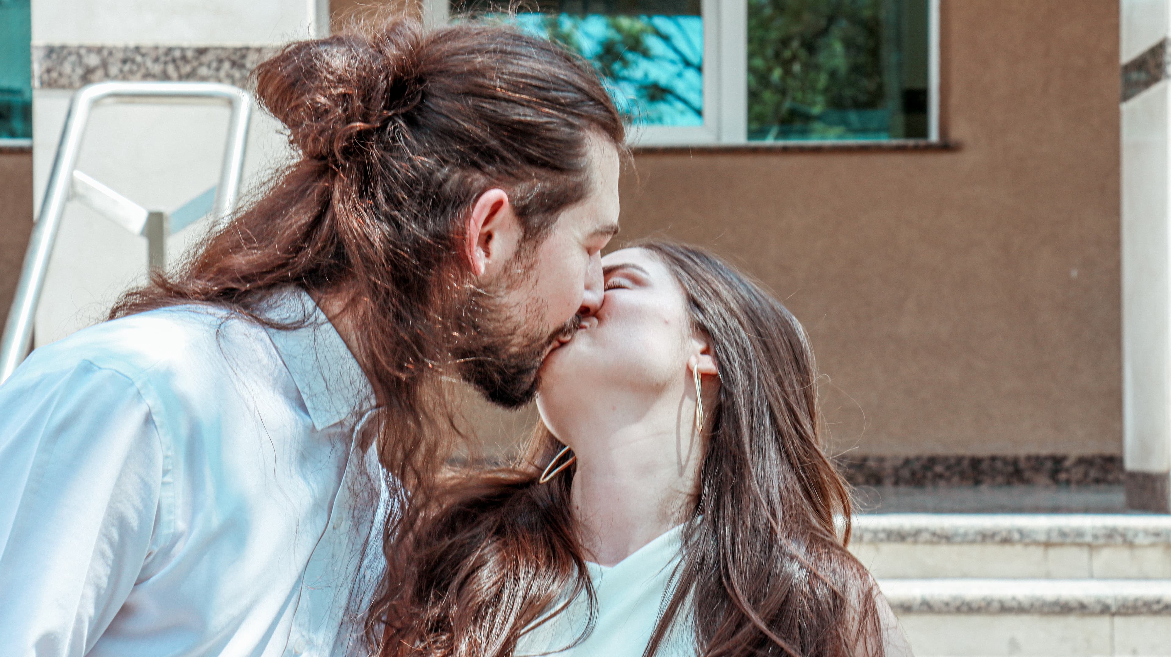 Bardha and Arben sharing a kiss